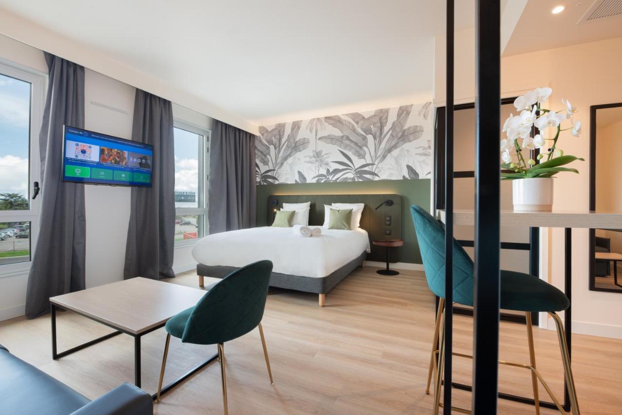 Campanile Smart Lyon Est - Eurexpo Bron Aviation Hotel Сен-Приест Екстериор снимка
