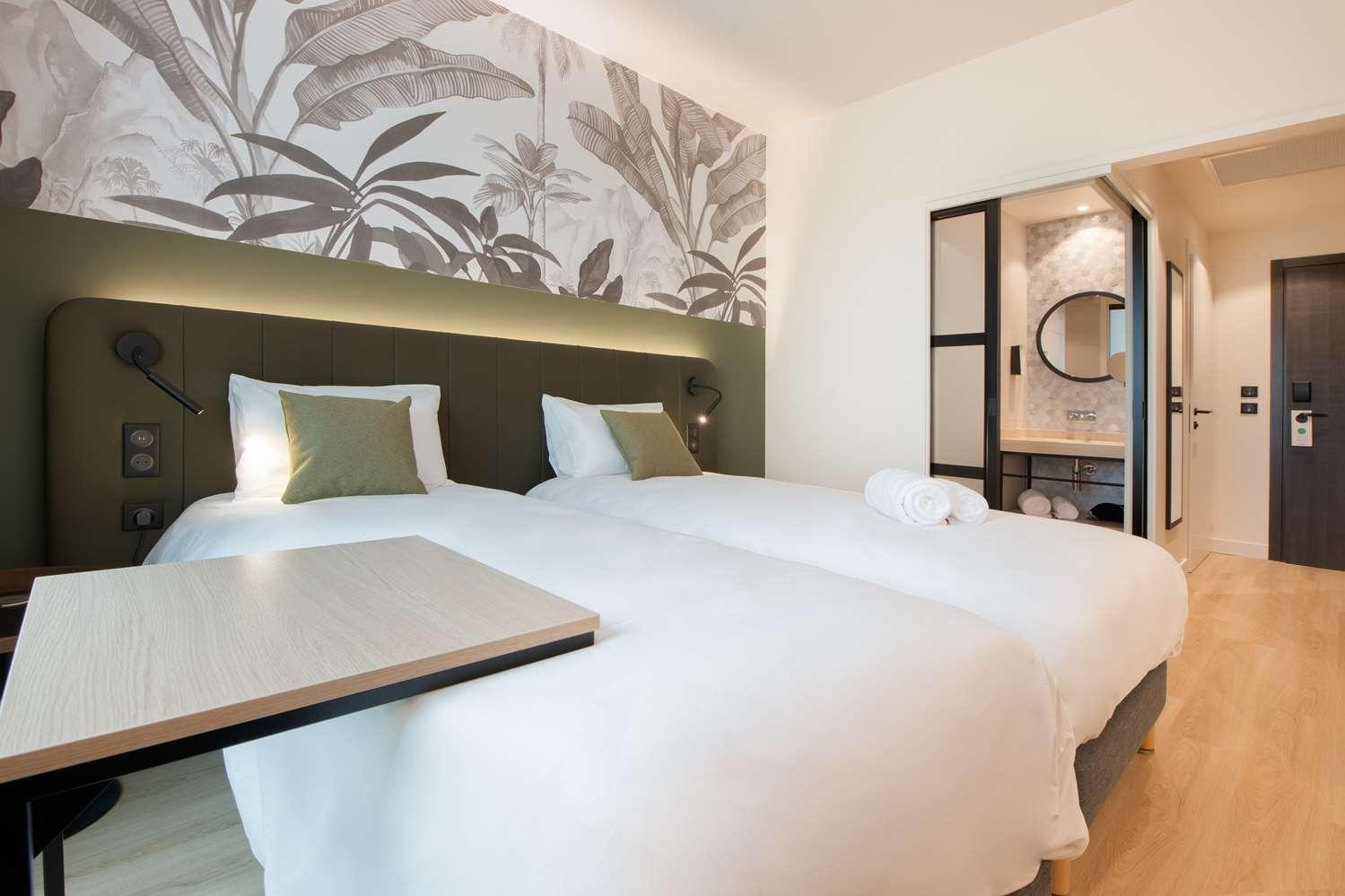Campanile Smart Lyon Est - Eurexpo Bron Aviation Hotel Сен-Приест Екстериор снимка