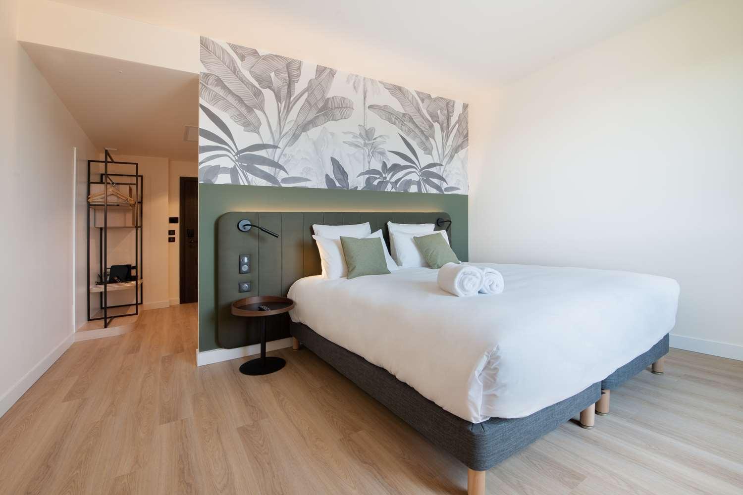 Campanile Smart Lyon Est - Eurexpo Bron Aviation Hotel Сен-Приест Екстериор снимка