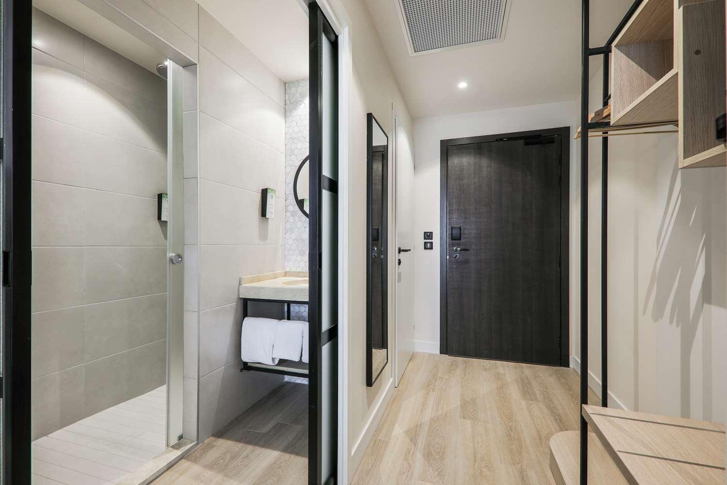 Campanile Smart Lyon Est - Eurexpo Bron Aviation Hotel Сен-Приест Екстериор снимка