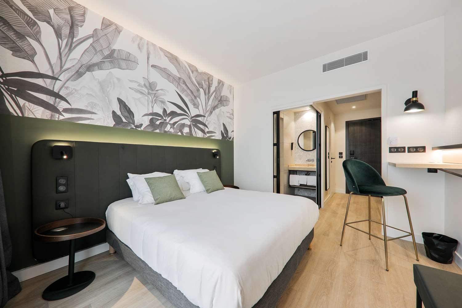 Campanile Smart Lyon Est - Eurexpo Bron Aviation Hotel Сен-Приест Екстериор снимка