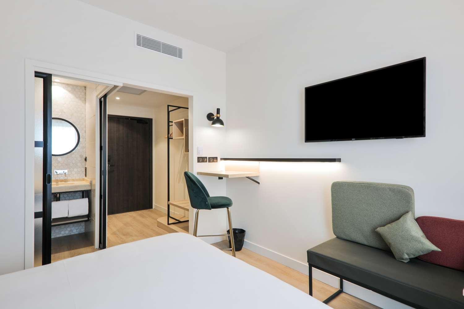 Campanile Smart Lyon Est - Eurexpo Bron Aviation Hotel Сен-Приест Екстериор снимка